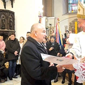 	Medal odbiera Tomasz Felczyński, zelator Arcybractwa Straży Honorowej NSPJ.