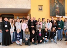 Uczestnicy z bp. Markiem Solarczykiem i opiekunami.