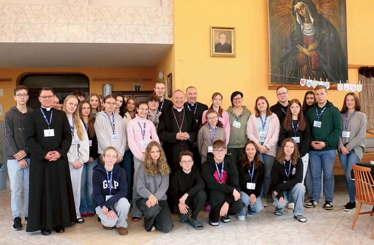 Uczestnicy z bp. Markiem Solarczykiem i opiekunami.