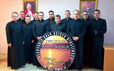 Wspólnota z opiekunem ks. Kucharskim.