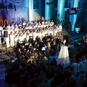 Wierni w wielkim skupieniu adorowali Najświętszy Sakrament.