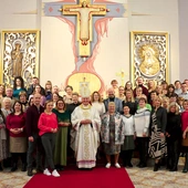 Uczestnicy spotkania z bp. Markiem Solarczykiem i ks. Krzysztofem Bochniakiem.