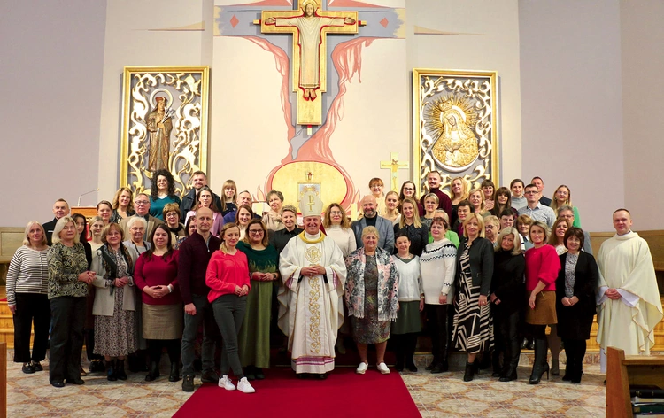 Uczestnicy spotkania z bp. Markiem Solarczykiem i ks. Krzysztofem Bochniakiem.