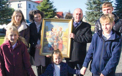 	Obraz wniosła do kościoła rodzina Pasionków.
