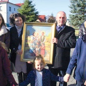 	Obraz wniosła do kościoła rodzina Pasionków.