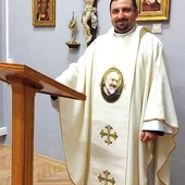 	Kapłan od sierpnia jest administratorem parafii pw. św. Jadwigi Śląskiej w Koźli. Na zdjęciu: w kaplicy zielonogórskiego Aresztu Śledczego.