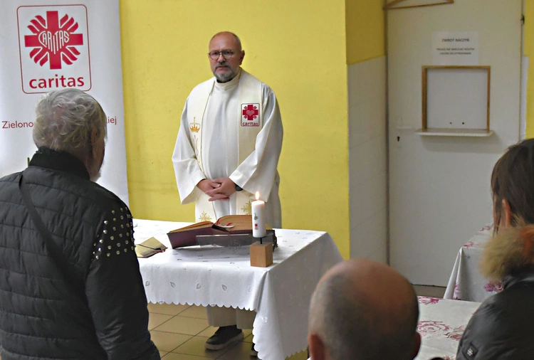 	Do stołówki przychodzi codziennie ok. 150 osób.