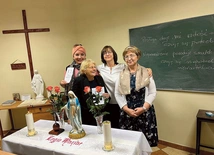 Na cotygodniowe spotkania Legionu Maryi ustawiane są ołtarzyk z dwiema świecami i kwiatami, vexillum, czyli znakiem bojowym rzymskich legionistów, oraz figurą Niepokalanej.