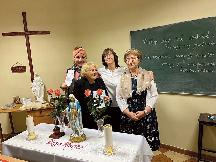 Na cotygodniowe spotkania Legionu Maryi ustawiane są ołtarzyk z dwiema świecami i kwiatami, vexillum, czyli znakiem bojowym rzymskich legionistów, oraz figurą Niepokalanej.