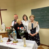 Na cotygodniowe spotkania Legionu Maryi ustawiane są ołtarzyk z dwiema świecami i kwiatami, vexillum, czyli znakiem bojowym rzymskich legionistów, oraz figurą Niepokalanej.