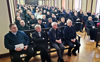 	Kapłani archidiecezji wrocławskiej wysłuchali kilku wystąpień.
