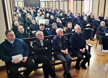 	Kapłani archidiecezji wrocławskiej wysłuchali kilku wystąpień.