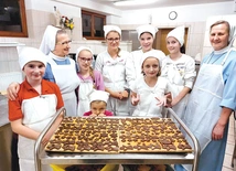 	DSM przy parafii pw. NMP Pocieszenia u ojców redemptorystów w akcji – pieczenie świątecznych pierniczków. 