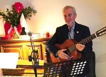 	O Polsce rozmawiali przy pianinie i gitarze.
