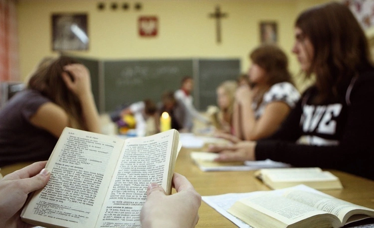 TK: rozporządzenie MEN ws. organizowania lekcji religii w szkole - niezgodne z Konstytucją RP