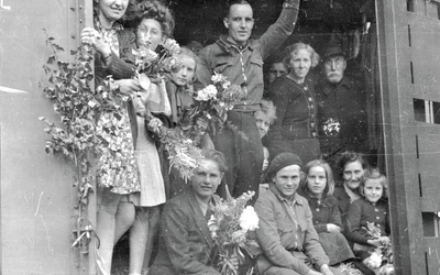 „Tata uwierzył w obietnice agitatorów. Rzeczywistość była inna”. Historie powojennych powrotów