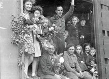 „Tata uwierzył w obietnice agitatorów. Rzeczywistość była inna”. Historie powojennych powrotów