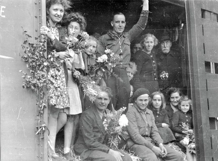 „Tata uwierzył w obietnice agitatorów. Rzeczywistość była inna”. Historie powojennych powrotów