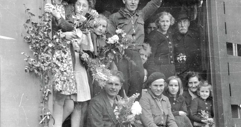 „Tata uwierzył w obietnice agitatorów. Rzeczywistość była inna”. Historie powojennych powrotów