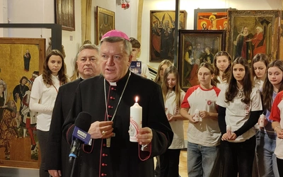 Pierwsza świeca zapłonęła
