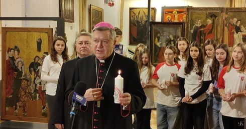 Pierwsza świeca zapłonęła