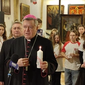 Pierwsza świeca zapłonęła