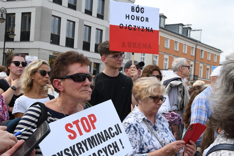 Manifestacja w obronie dzieci