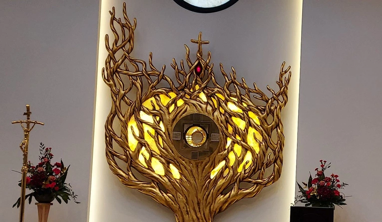 W kaplicy trwa nieustanna adoracja w intencji rodzin i małżeństw.