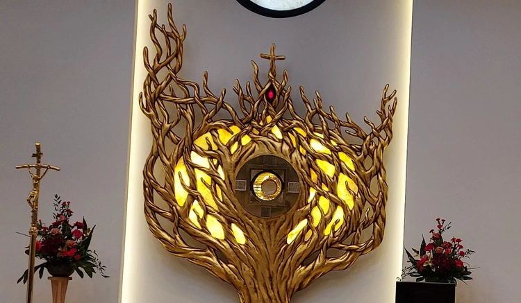 W kaplicy trwa nieustanna adoracja w intencji rodzin i małżeństw.