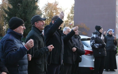 Mężczyźni modlą się szczególnie w intencji ojczyzny i pokoju na świecie.