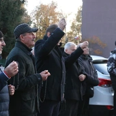 Mężczyźni modlą się szczególnie w intencji ojczyzny i pokoju na świecie.