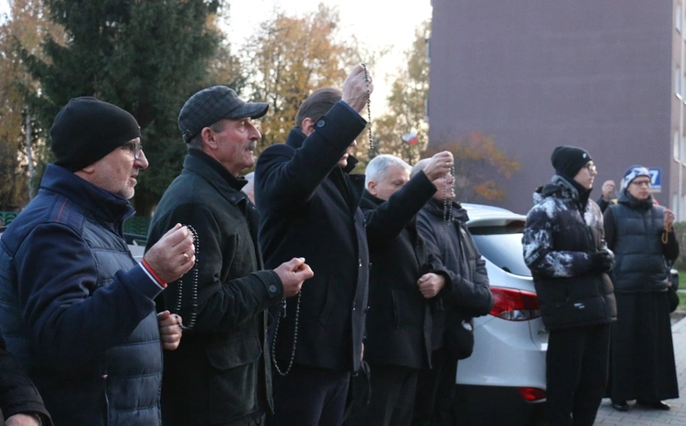 Mężczyźni modlą się szczególnie w intencji ojczyzny i pokoju na świecie.