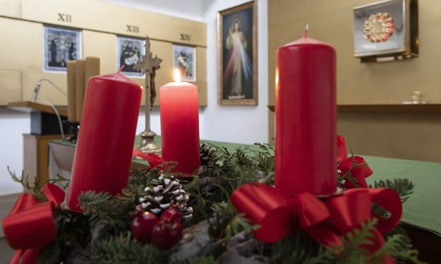 Od niedzieli zapalamy świece w adwentowym wieńcu