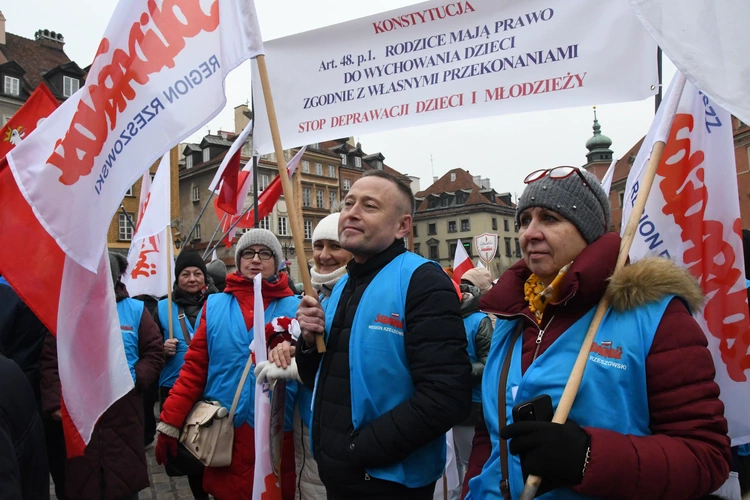 Wielka manifestacja w obronie dzieci