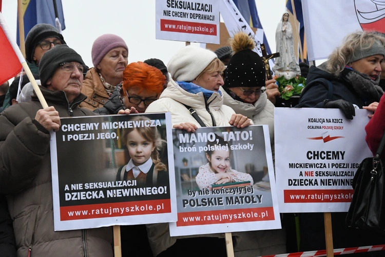 Wielka manifestacja w obronie dzieci