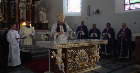 Polkowice. Poświęcenie ołtarza i... nas