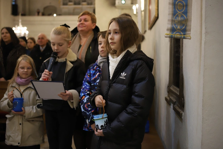Roraty z pasterzem diecezji w Białej Rawskiej