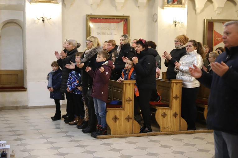 Roraty z pasterzem diecezji w Białej Rawskiej