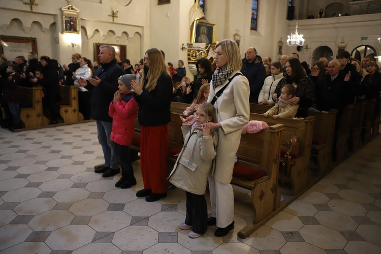 Roraty z pasterzem diecezji w Białej Rawskiej