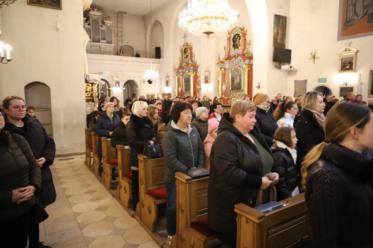Roraty z pasterzem diecezji w Białej Rawskiej