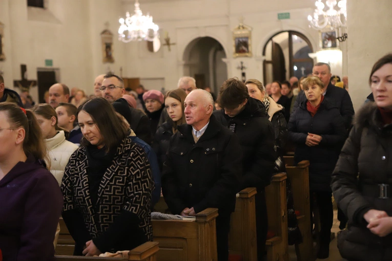 Roraty z pasterzem diecezji w Białej Rawskiej