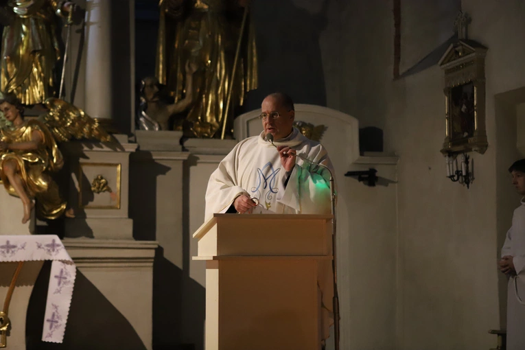 Roraty z pasterzem diecezji w Białej Rawskiej
