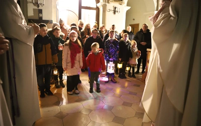 Roraty z pasterzem diecezji w Białej Rawskiej