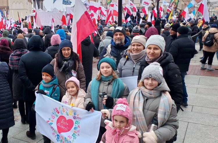 Przedstawiciele wspólnoty na manifestacji.