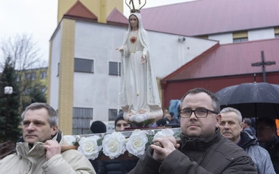 Co tych 40 facetów robi na ulicy z różańcami w rękach?