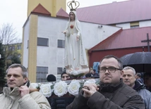 Co tych 40 facetów robi na ulicy z różańcami w rękach?