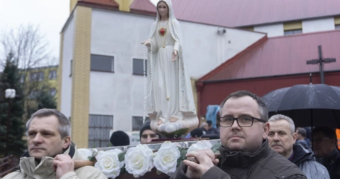 Co tych 40 facetów robi na ulicy z różańcami w rękach?