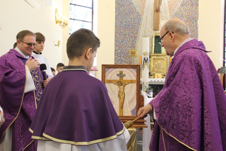 Tarnów-Krzyż. Błogosławieństwo obrazu Chrystusa Ukrzyżowanego