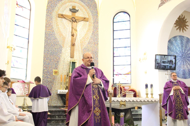 Tarnów-Krzyż. Błogosławieństwo obrazu Chrystusa Ukrzyżowanego