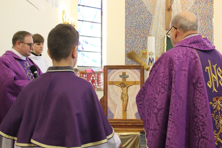 Tarnów-Krzyż. Błogosławieństwo obrazu Chrystusa Ukrzyżowanego